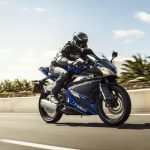 2014-Yamaha-YZF-R125-EU-Race-Blu-Action-004