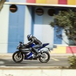2014-Yamaha-YZF-R125-EU-Race-Blu-Action-007