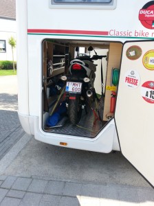 La Wolf dans le "garage" du camping-car
