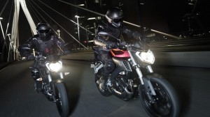 2014-Yamaha-MT125-EU-Anodized-Red-Action-006
