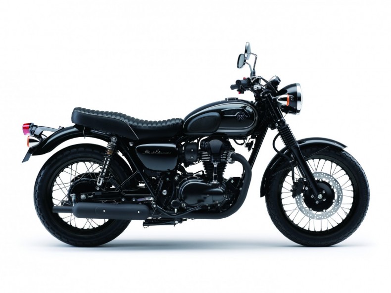 La Kawasaki W800 se la joue en Black Edition