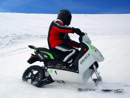 Govecs se met au ski, enfin au scootski