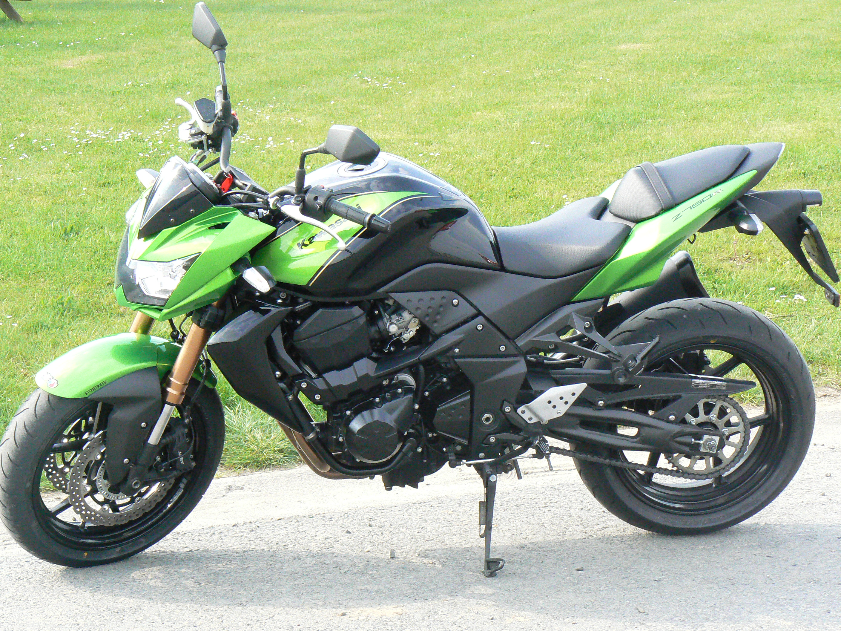 Motorfreaks - Vergelijk: Kawasaki Z750R vs. Yamaha FZ8 