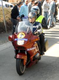 Dans le ballet des motards du Tour des Flandres