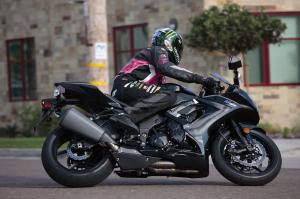 ZX10R Vs Gsxr 1000 2010 : comparatif à  contre-sens