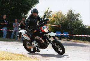 KTM 690 SMC dans la course