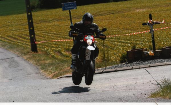 KTM 690 SMC dans la course