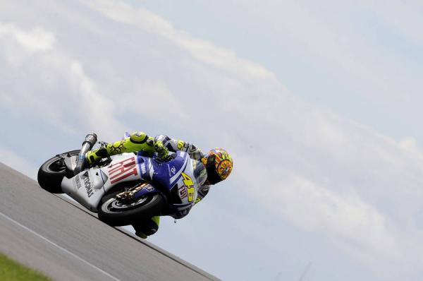 Temps variable pour les Yamaha à  Donington