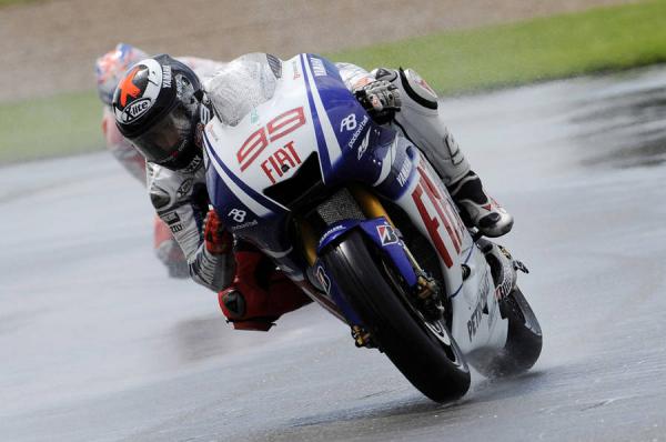 Temps variable pour les Yamaha à Donington