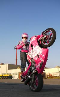 Stunt à  moto : pas que les mecs