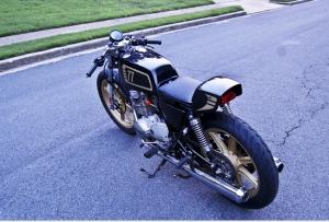 Yamaha XS 400 Café racer en vidéo