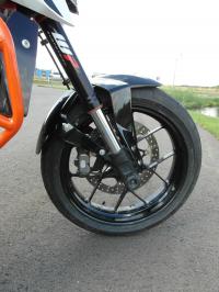 KTM Duke 690 R : l&rsquo;oRange façon spoRt