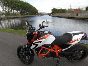 KTM Duke 690 R : l&rsquo;oRange façon spoRt