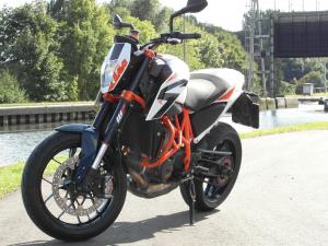 KTM Duke 690 R : l&rsquo;oRange façon spoRt