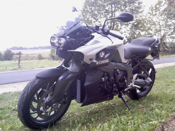 BMW K1300R : puissance et maîtrise.