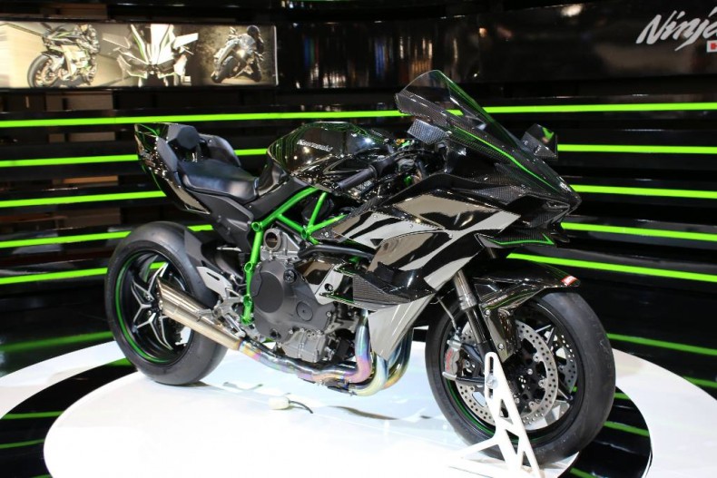 Vidéo : Yamaha – Agusta – Kawasaki – Salon auto/moto 2015 – Bruxelles