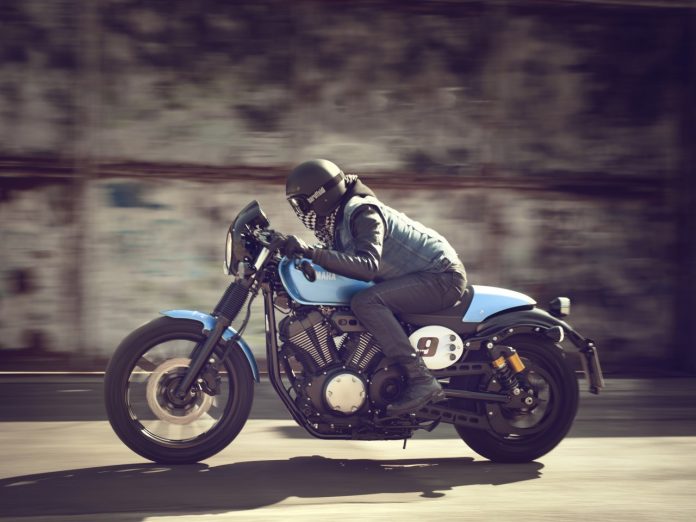 2015_YAM_XV950CR_EU_PBMJ_ACT_002