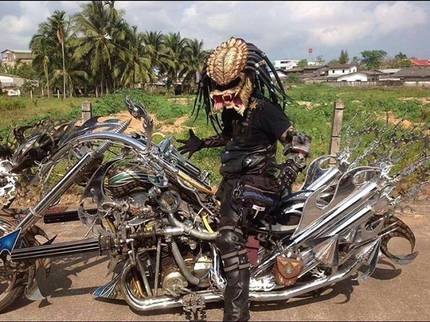 Prédator est donc motard
