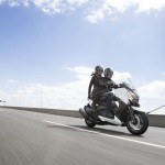 2015-Yamaha-X-MAX-400-EU-Absolute-White-Action-010
