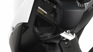 2015-Yamaha-X-MAX-400-EU-Absolute-White-Detail-011