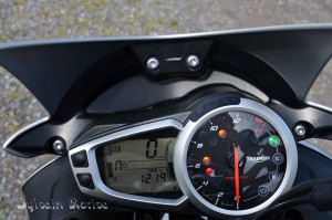 Triumph Street Triple RX, la bête est lâchée