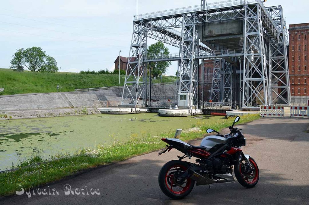 Triumph Street Triple RX, la bête est lâchée