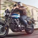 2015-Yamaha-XJR1300-EU-Power-Blue-Action-002