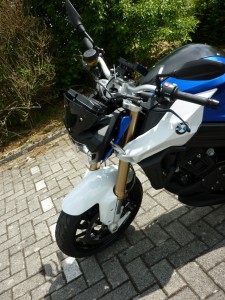 BMW F800R la méchante fille.