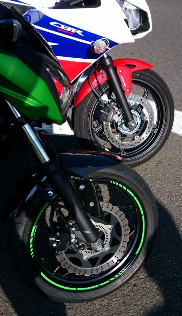 Honda CBR300R vs Kawasaki Z300