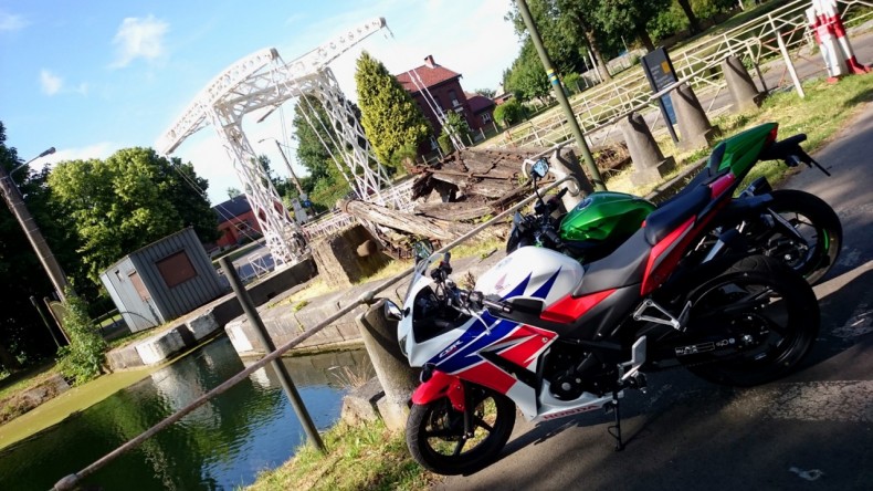 Honda CBR300R vs Kawasaki Z300