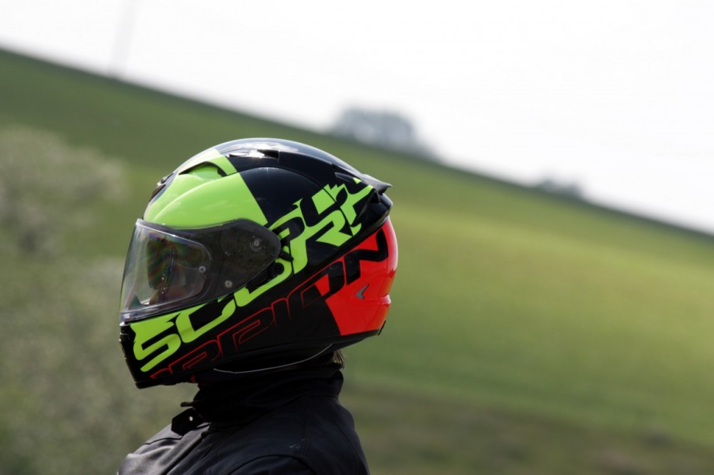 Calotte plus sportive et déco agressive, tel est le l'Exo-1200 Air "Quarterback".