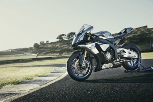 La Yamaha R1M sera produite de nouveau en 2016 et une R1 Anniversary