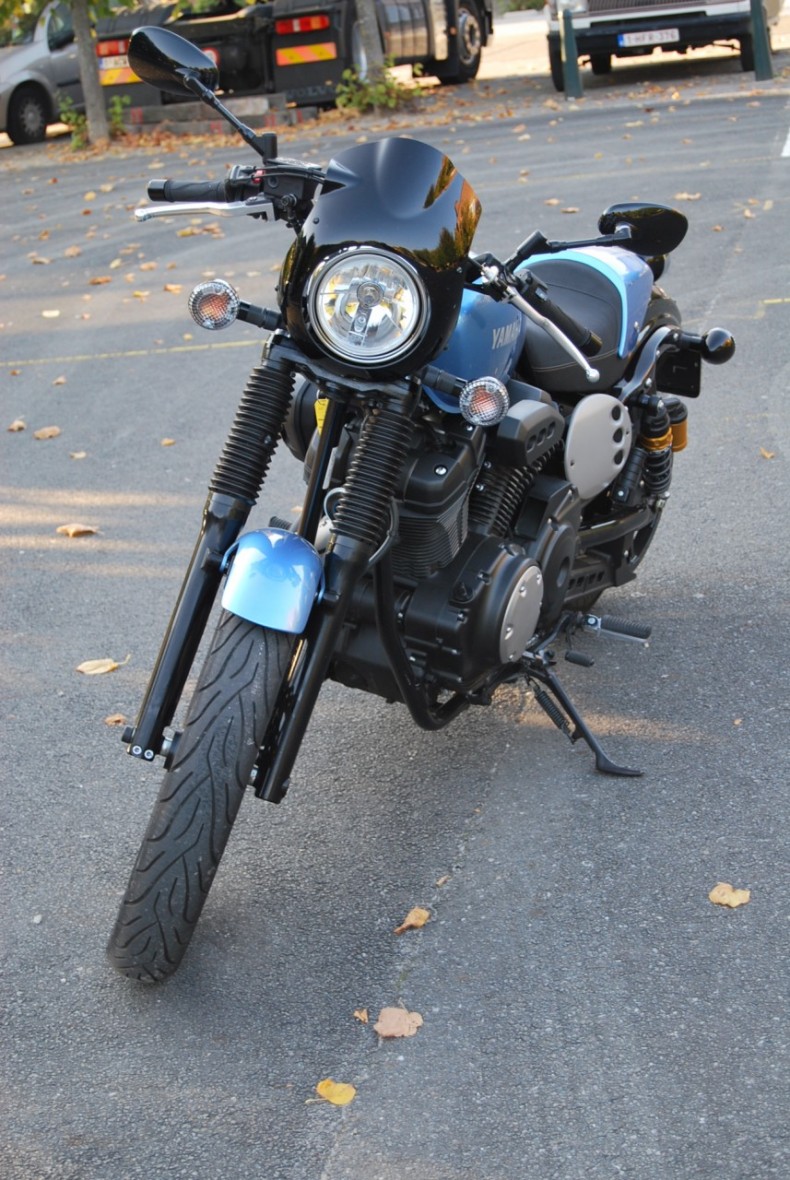 Yamaha XV950 Bolt Racer, du Saké dans le Café