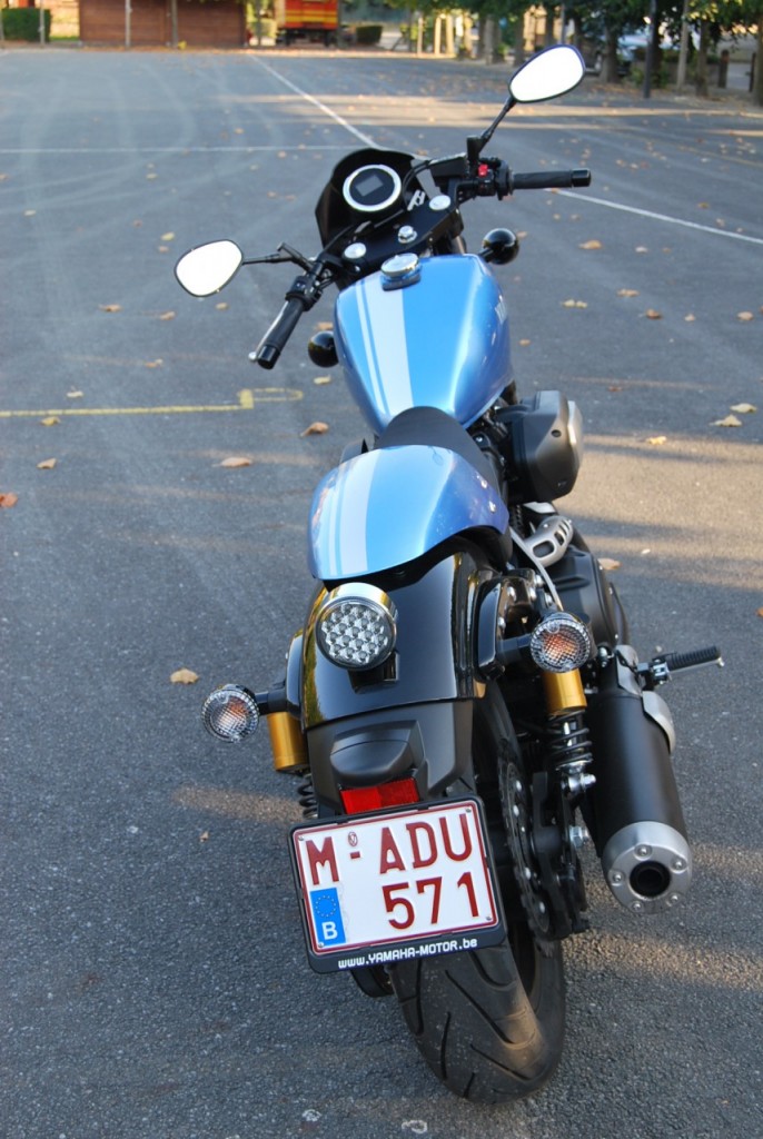 Yamaha XV950 Bolt Racer, du Saké dans le Café