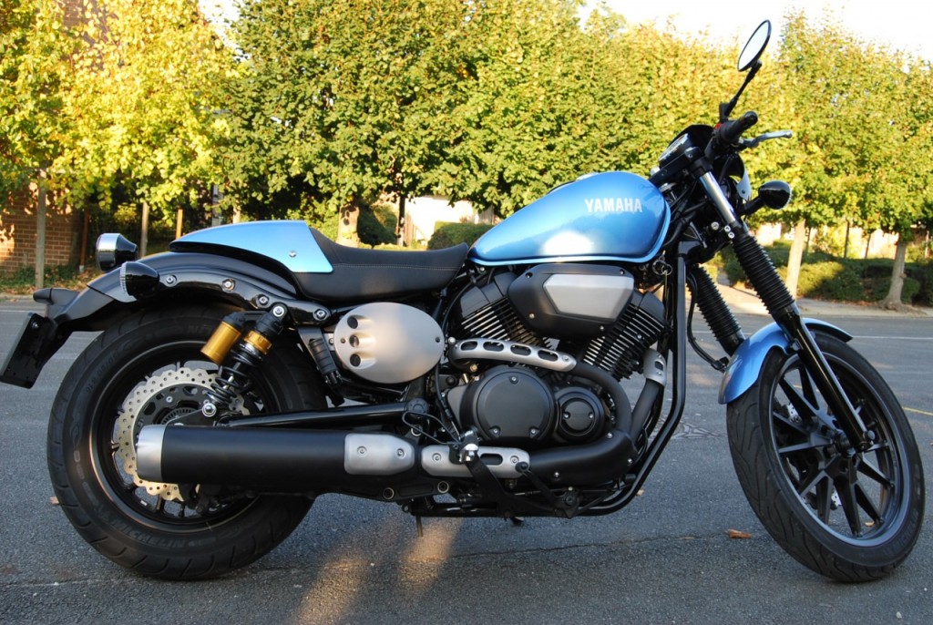 Yamaha XV950 Bolt Racer, du Saké dans le Café