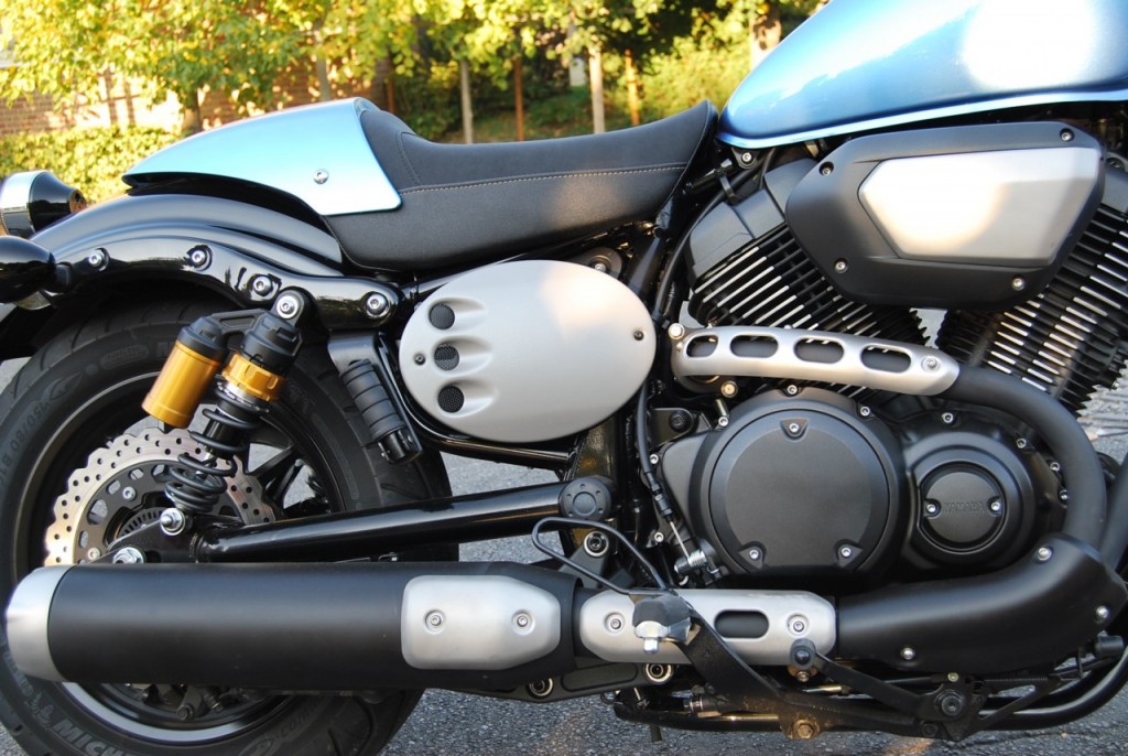 Yamaha XV950 Bolt Racer, du Saké dans le Café