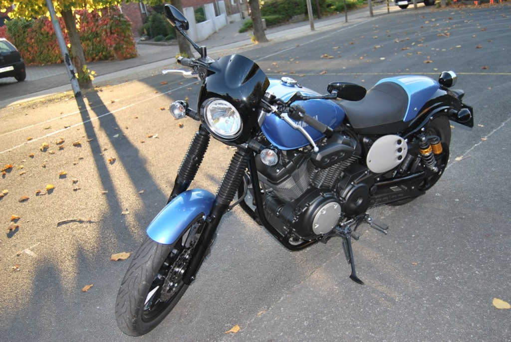 Yamaha XV950 Bolt Racer, du Saké dans le Café