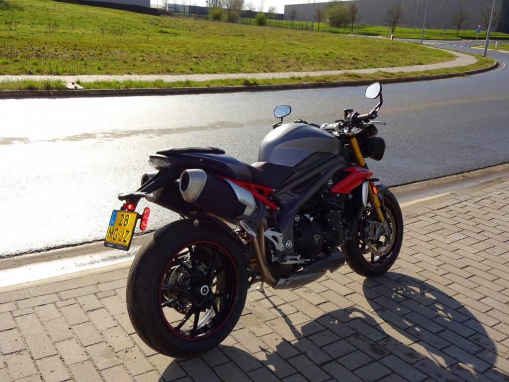 triumph speed triple R 2016
