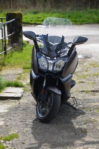 Un maxi-scooter compact.
