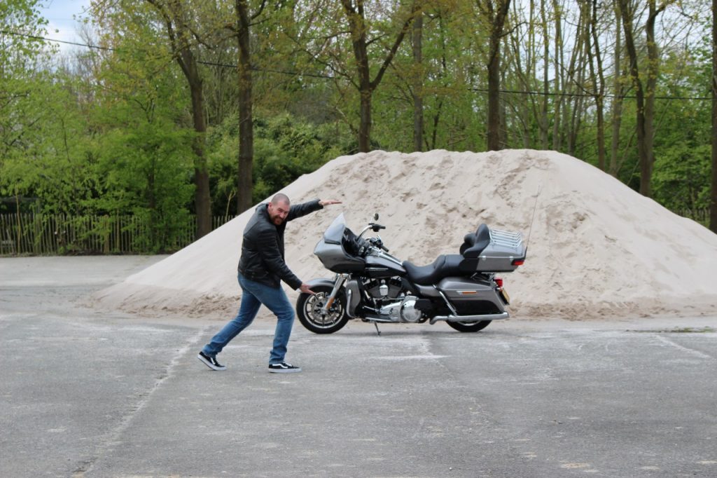 Harley Davidson Road Glide Ultra 2016, Atypique tourer.