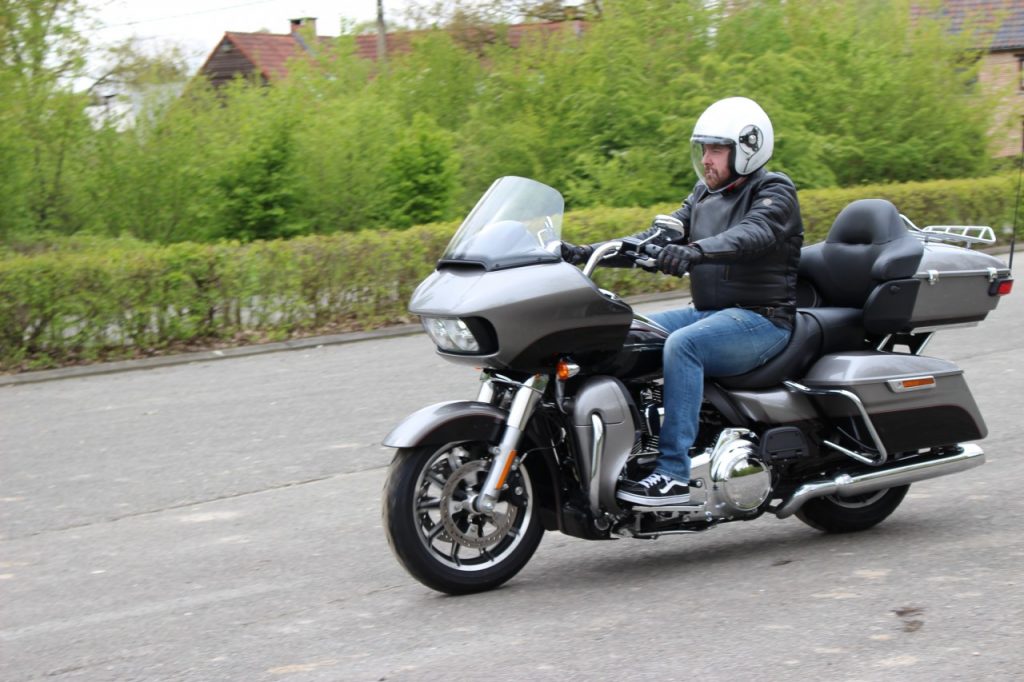 Harley Davidson Road Glide Ultra 2016, Atypique tourer.