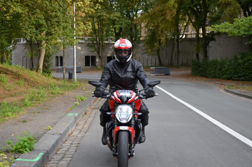 Ducati Monster 1200 R : le roadster des superlatifs.