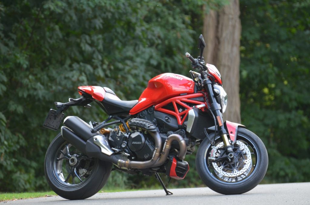 Ducati Monster 1200 R : le roadster des superlatifs.