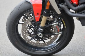 Ducati Monster 1200 R : le roadster des superlatifs.