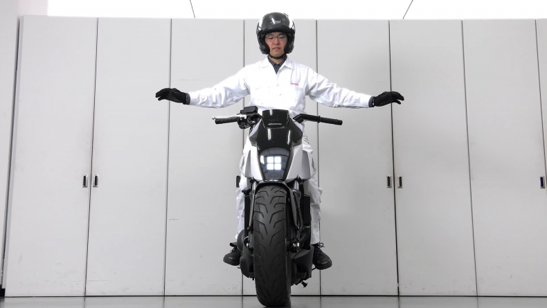 Honda présente la moto qui tient seule en équilibre !