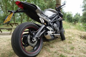 Triumph Street Triple RS 2017 : les anglais ont tiré les premiers !