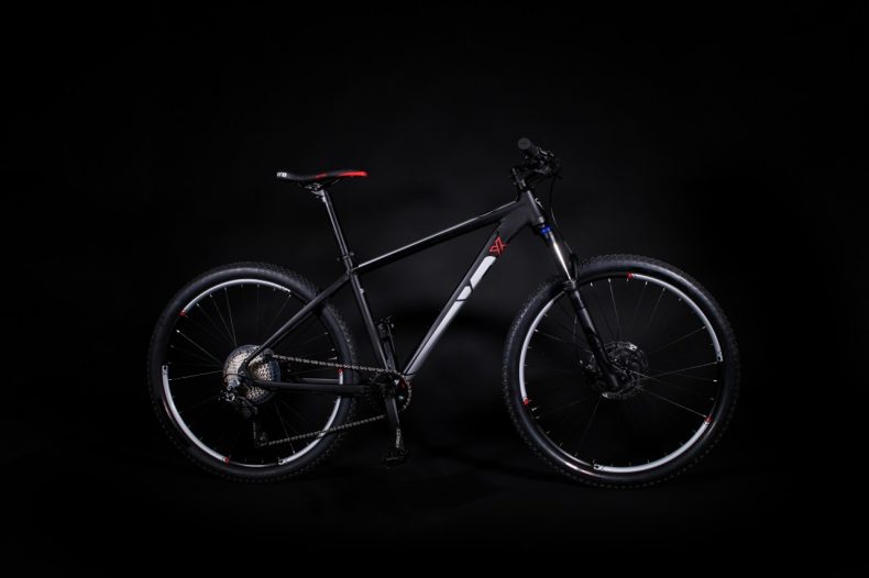 Triumph vous fera pédaler, 500 exemplaires seulement de ce VTT XCX