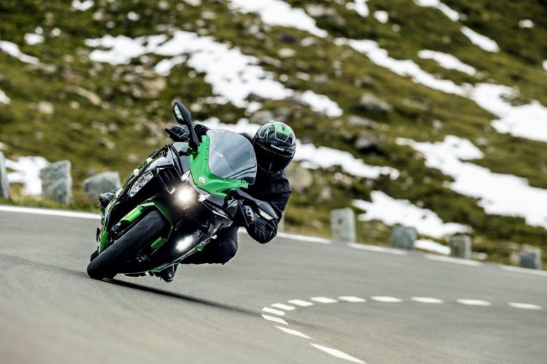 Ca bouge aussi chez Kawasaki avec une H2 SX et une Z900 RS Café Racer