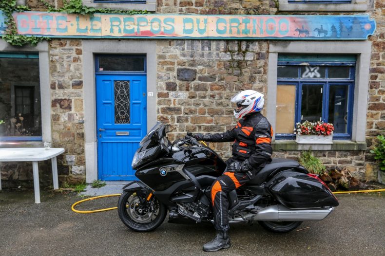 REV’IT! FACE À RST: 2 BEST-SELLERS EN COMPARATIF BMW-K1600-Bagger%C2%A9Dricot-th-121-790x526