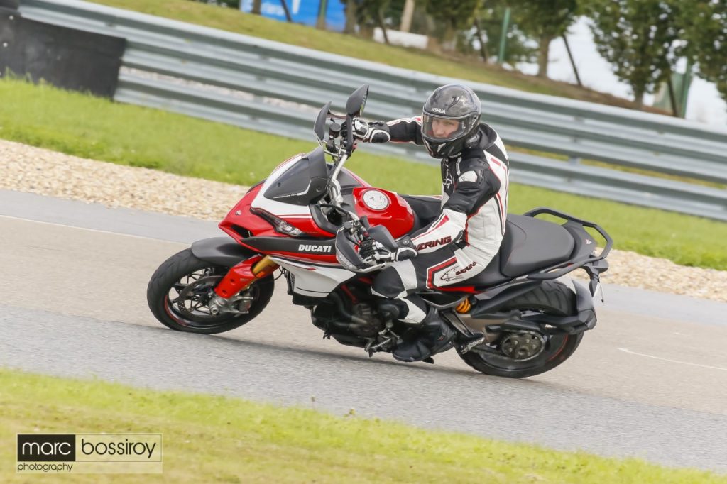 Découverte des stages de pilotage à la Mertens Riding School